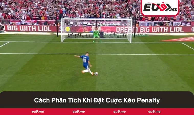 Kèo Penalty Là Gì? Cách Soi Và Chơi Hiệu Quả Nhất Hiện Nay 2 Người chơi nghiên cứu số liệu để đặt cược